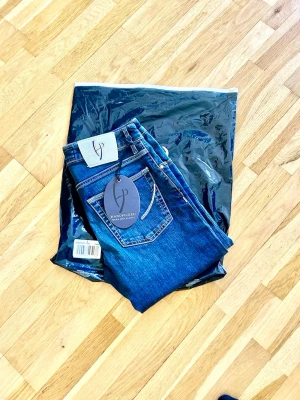 Handpicked Jeans - Hej 👋🏼   Jag säljer ett par otroligt snygga helt nya Handpicked jeans med feta fades!🇮🇹🍷  Jeansen köptes för 2500kr i Italien 🇮🇹📦  Kom med bud så löser vi en bra deal!  Storlek: 30👖 Pris: 1099kr💰 Frakt: 1-3 dagar📦🚚