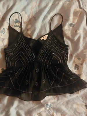 Svart beaded top - Den har varigt sydd på remarna därför trådar sticker ut och har tappat några pärlor fast annars ser den helt perfekt ut🤍 ⚠️Säljer också på vinted så säg till innan ni köper⚠️