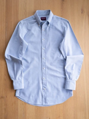 Ljusblå skjorta från Shirtonomy - Klassisk ljusblå skjorta från Shirtonomy i bomull. Skjortan har lång ärm, knappar framtill och button-down krage. Perfekt för en clean och stilren look.