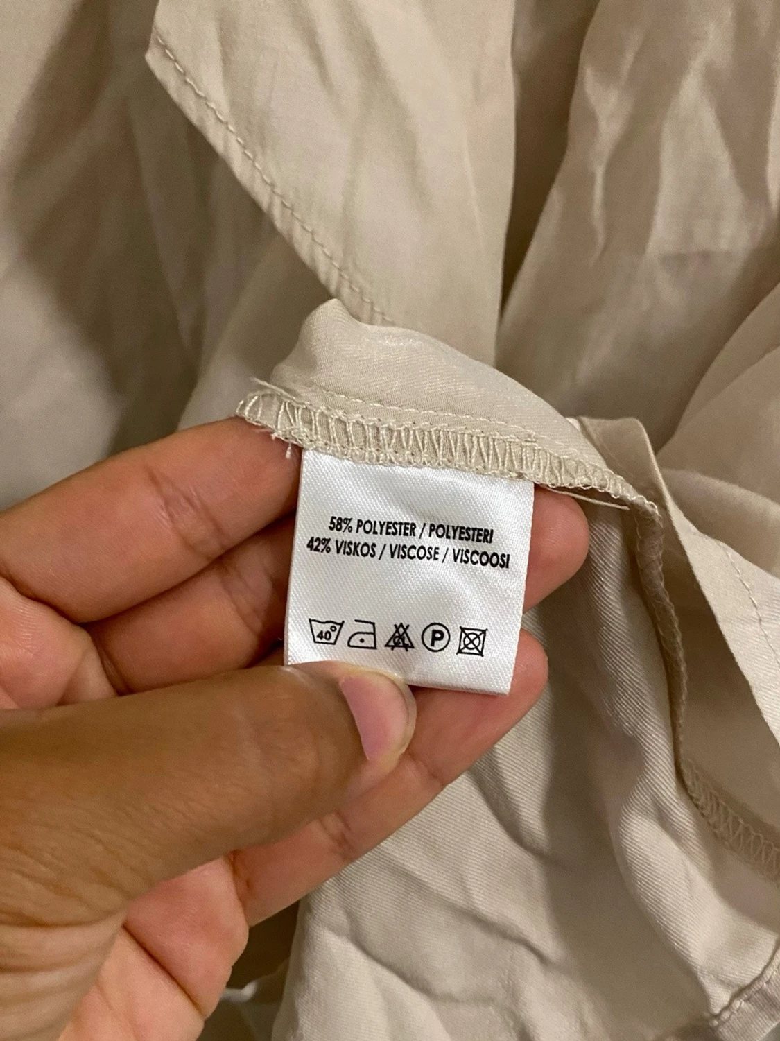 Beige blus med volang  - 4