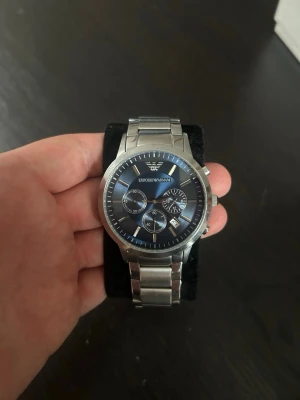 Emporio Armani AR2448 - Emporio Armani klocka med blå urtavla. Model: AR2448 Kommer med box och papper