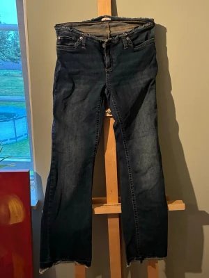 Mörkblå bootcut jeans utan midja från Nelly - Säljer ett par mörkblå bootcut jeans från Nelly med deras stil utan midja och med fransar. Enkla och sköna, passar till de mesta. Priset går att prata om. Knappt använda då de var inte min stil men ändå super snygga och bekväma💕
