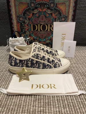 Dior skor  - Hej, säljer nu dessa svin snygga dior skor. Skorna är i grymt skick!  Begränsat antal boxar och dustbag. Hör av dig vid frågor.