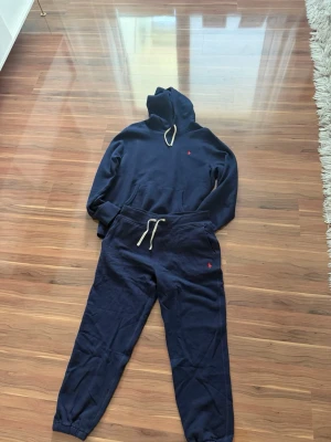 Mörkblå Polo Ralph Lauren dress  - En mörkblå Polo ralph lauren dress som har en röd logga och med vita detaljer på sig 