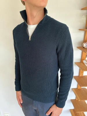 Zara quarter zip tröja - Zara quarter zip tröja|Pris:129kr|Storlek:M,modell:188|Skick:Mycket bra: 9/10|Hör av dig vid minsta lilla fundering eller fråga| 