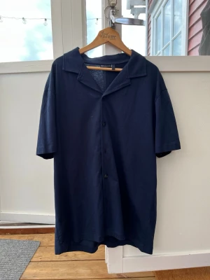 ASOS Marinblå Skjorta Herr - Stilren marinblå kortärmad skjorta från ASOS DESIGN!  Kontakta mig vid frågor!  