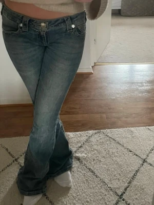True Religion jeans - Säljer ett par super fina true religion jeans i storlek 25. De har lite slitag längst ner på ena benet men inget som syns mycket! Fortfarande i väldigt fint skick alltså. Skriv om ni vill ha fler bilder eller mått!! 