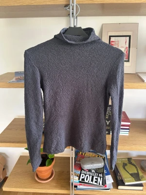 stickad med hög krage - så snygg och sitter fint på kroppen storlek S från zara     avant garde chic vintage y2k swag