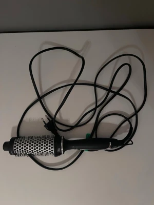 Björn Axén Tools varmluftsborste - Säljer en svart och silver varmluftsborste från Björn Axén Tools med keramisk beläggning och rund borste. Perfekt för att styla och forma håret med volym. Borsten har sladd och är enkel att använda för olika frisyrer.
