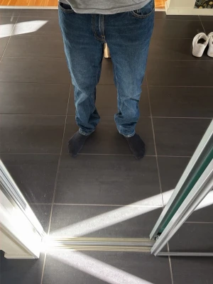Nudie jeans  - Säljer ett par klassiska blå jeans med rak passform och normal midja. Jeansen har fem fickor och stängs med dragkedja och knapp. Perfekta till vardagslooken och passar till det mesta. Materialet är denim i bomull. 31/34 är storleken modellen är 185 cm o 70 kg 