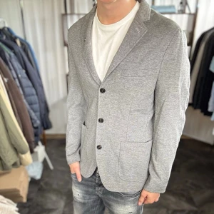 Stickad kavaj - Mycket fint skick, inga defekter. Nypris ca 1500kr. Passar dig som är 180-190cm ungefär. Modellen är 185 cm, 75 kg. Alltid billigare pris vid köp av flera varor‼️🙌Svarar alltid på frågor eller funderingar! 