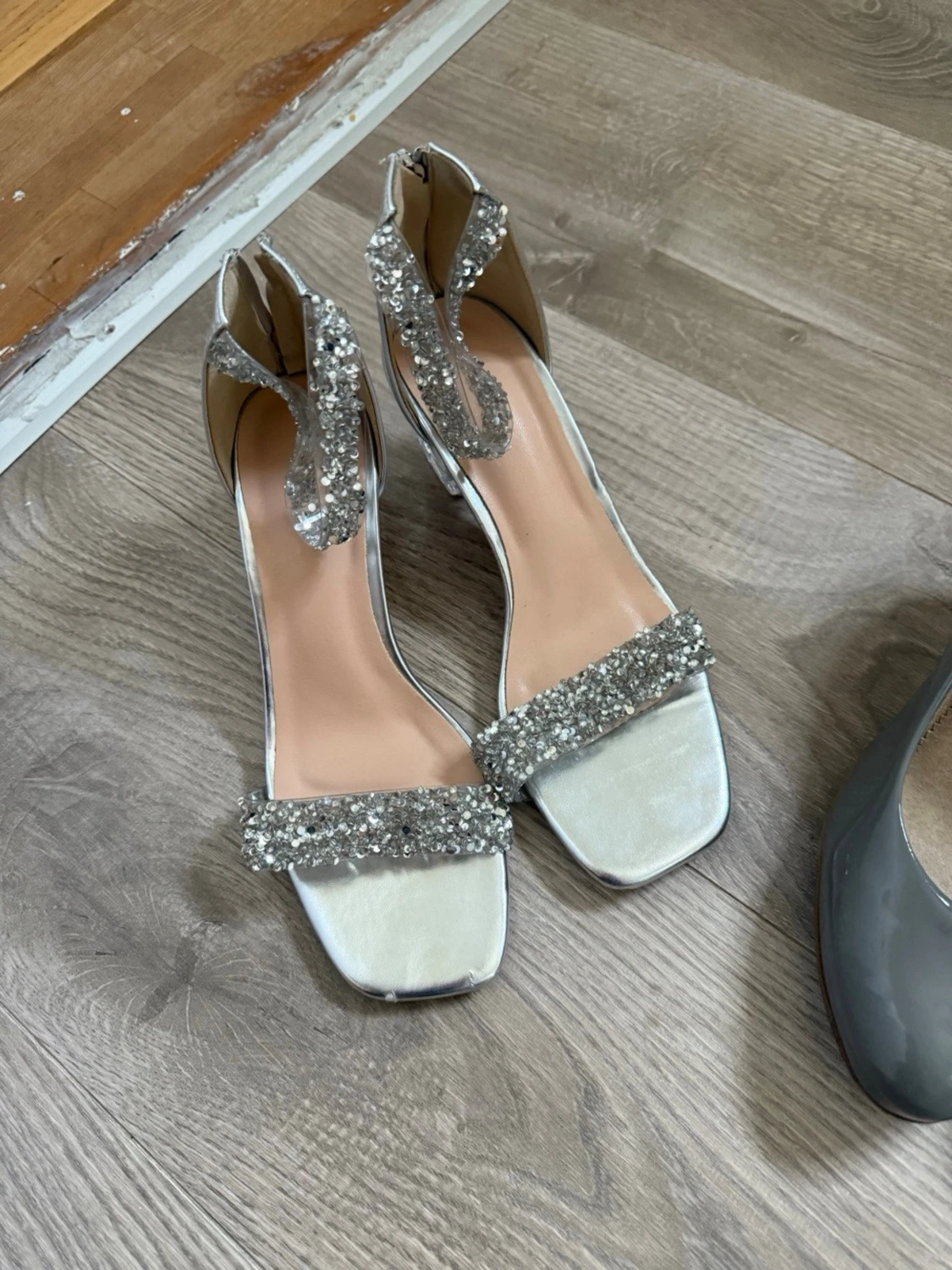 Silvriga pumps med glitterdetaljer