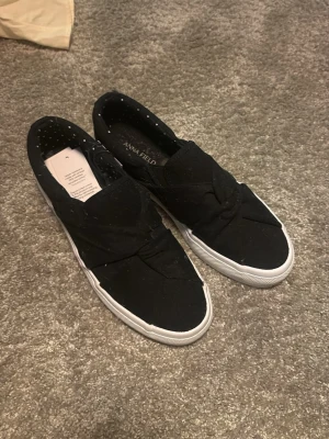 🖤 Anna Field damskor – storlek 36 🖤 - 🖤 Anna Field damskor – storlek 36 🖤  Säljer ett par snygga svarta damskor från Anna Field i storlek 36. De är helt oanvända och väldigt bekväma. Skorna ser lite smutsiga ut på bilderna eftersom de har stått framme och samlat lite damm, men de har aldrig använts.