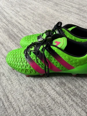 Gröna fotbollsskor med svarta detaljer - Säljer ett par riktigt fräscha adidas skor. Sällsynt sko som är het på marknaden. Perfekt för dig som vill sticka ut på planen. Pris kan diskuteras. 