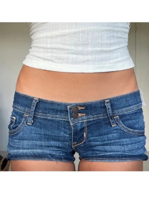 Hollister shorts - Snygga shorts från hollister i storlek w24, midjemåttet rakt över är 37,5cm