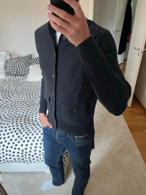 Svart bomull/kashmir tröja från Massimo Dutti - Säljer en stilren stickad tröja tillverkad i bomull/kashmir i storleken M. Tröjan är i ett fint skick utan defekter ✌🏼——————————————————————————                                                                      📐| Storlek: M                                                           👖| Märke: Massimo Dutti                                      🔎| Skick: Mycket Fint!                                                     ✍🏻| Skriv om du har några frågor