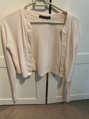 Ljusrosa ribbad kofta Brandy Melville - Söt ljusrosa kofta från Brandy Melville i ribbad bomullsmix.