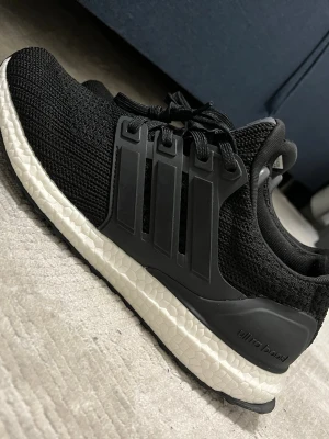 Adidas skor - Storlek 43 i ultra boost passform, aldrig använda, pris kan diskuteras, kolla bilderna noga då det är lite fel stavning på skon