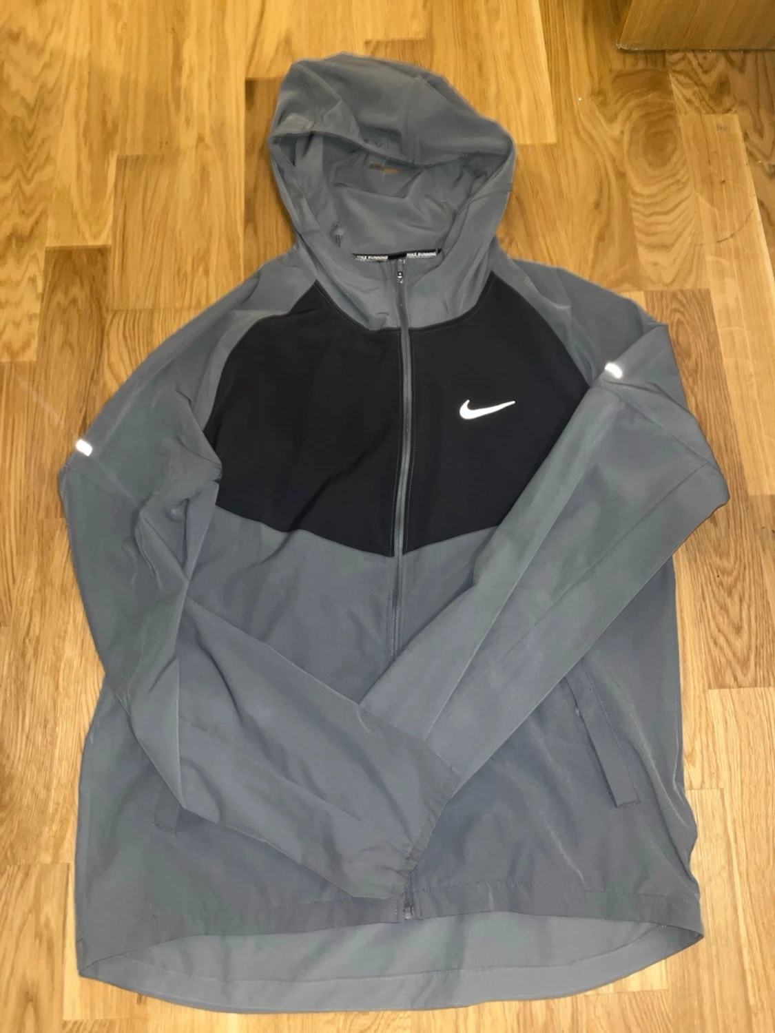 Grå och svart Nike Miller. Pris går o diskutera ‼️