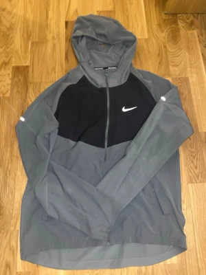 Grå och svart Nike Miller. Pris går o diskutera ‼️  - Har kvitto, köpte för 1020kr. Använt några gånger men ser helt ny ut, har en fläck (bild 6) tror jag fick den av tvätten men tror det går bort för hade mer innan jag tvättade ordentligt igen. Pris går o diskutera. Lite större i storlek typ.