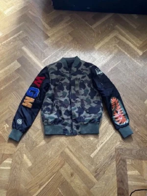 BAPE camo bomberjacka  - Saknar lappar/tags på insidan