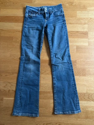 Blå bootcut jeans med låg midja - Blåa bootcut jeans från gina tricot young! Innerbenslängd är 77cm. Säljer pga ingen användning💗