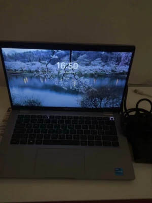 Grå laptop med Intel Core i5 Windows 11pro - Snygg och stilren grå laptop från Huawei med Intel Core i5-processor. Datorn har en stor skärm med tunna kanter, svart tangentbord och touchpad. Perfekt för studier, surf och streaming. Laddare medföljer. Liten färgfläck som ej påverkar något. Därav ochså kanon pris!