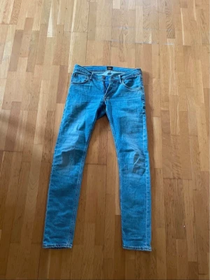 Slim fit jeans - Säljer dessa typ helt oanvända jeans ifrån Lee. Dem är i modellen Luke och storleken är 28W 32L. Jag på bilden är 180 och väger ca 70