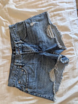 Blå jeansshorts från lager 157 - Snygga blåa jeansshorts från lager 157, stl. M. Jättefint skick och nästa aldrig använda 