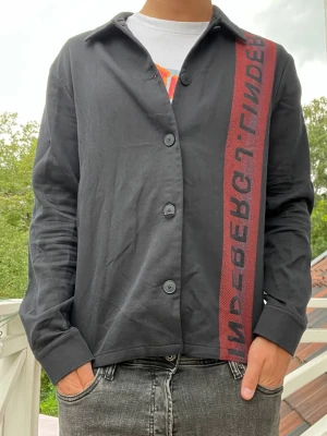 J.Lindberg overshirt - Unik och snygg overshirt från J.Lindberg. Clean rygg med en framsida som sticker ut. Perfekt om man vill sticka ut lite extra med en vanlig outfit. Sjukt skönt material.