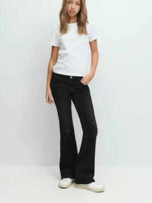 Svarta flare jeans med detaljer - Säljer ett par low waist svarta flare jeans med snygga detaljer på bakfickorna. Jeansen har klassisk femficksmodell, knappgylf och lätt utsvängda ben. 🥰