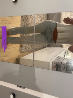 Ljusblå bootcut jeans - Säljer ett par ljusblå jeans med utsvängd passform och klassisk femficksdesign. Jeansen har medel till låg midja och är tillverkade i ett mjukt denimtyg. Perfekta för en avslappnad och trendig look.