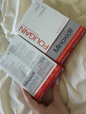 Foligain Minoxidil 5% hårskum - Foligain Minoxidil 5% är ett extra starkt hårskum för män, speciellt framtaget för att stimulera hårväxt. Förpackningen innehåller tre flaskor à 60 ml. Produkten är parfymfri och enkel att applicera i hårbotten.