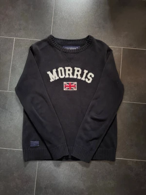  Stickad tröja från Morris - Svart stickad tröja från Morris. Kostar ungefär 1199. Storlek S.