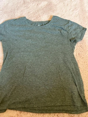 Mörkgrå  t-shirt från KIABI - En enkel och basic mörkgrå  t-shirt från KIABI. Man kan både ta på sig den som pyjamas eller utetröja. Det står barnstrl men passar bra även XXS eller XS.