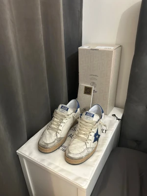 Golden Goose Ballstar - Nu säljer jag mina golden goose ballstar. Normalt slitage pga användning men inga andra defekter. Skorna är självklart äkta och KVITTO finns. Hör av er vid frågor!
