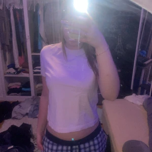 Ljusrosa Calvin Klein  - Ljusrosa Calvin Klein T-shirt, storlek s men är liten i storleken så skulle säga att den passar xs också 