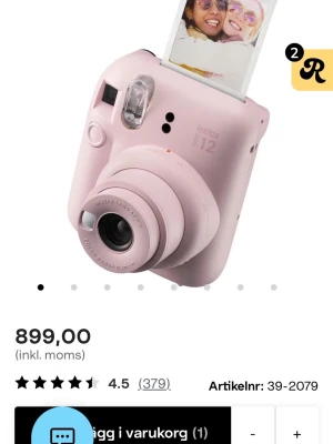 Fujifilm Instax Mini 12 rosa kamera - Säljer en rosa Fujifilm Instax Mini 12 direktbildskamera. Kameran är kompakt och har rundade former, perfekt för att ta roliga polaroidbilder direkt. Medföljer gör även två paket Instax Mini-film med 30 bilder totalt 20 i ena o 10 i andra Färg: Blossom Pink. Helt ny oandvänd 
