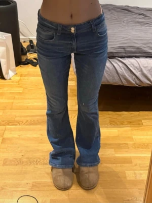 Blå bootcut jeans Gina Tricot - Säljer dessa bootcut jeans från Gina Young. Storlek 170, midjemått: 38 cm och innerbenslängd: 79 cm. Långa på mig som är 168. Endast använd fåtal gånger och i fint skick. 230 kr + frakt. Vid fler frågor, etc skriv privat 🩷🫰🏼💐🙏🏼🏄🏽‍♀️☀️🍋‍🟩