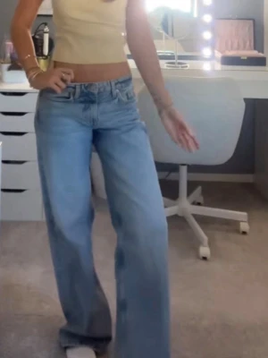 Ljusblåa baggy jeans  - Säljer ett par jättesnygga lågmidjade ljusblå baggy jeans.