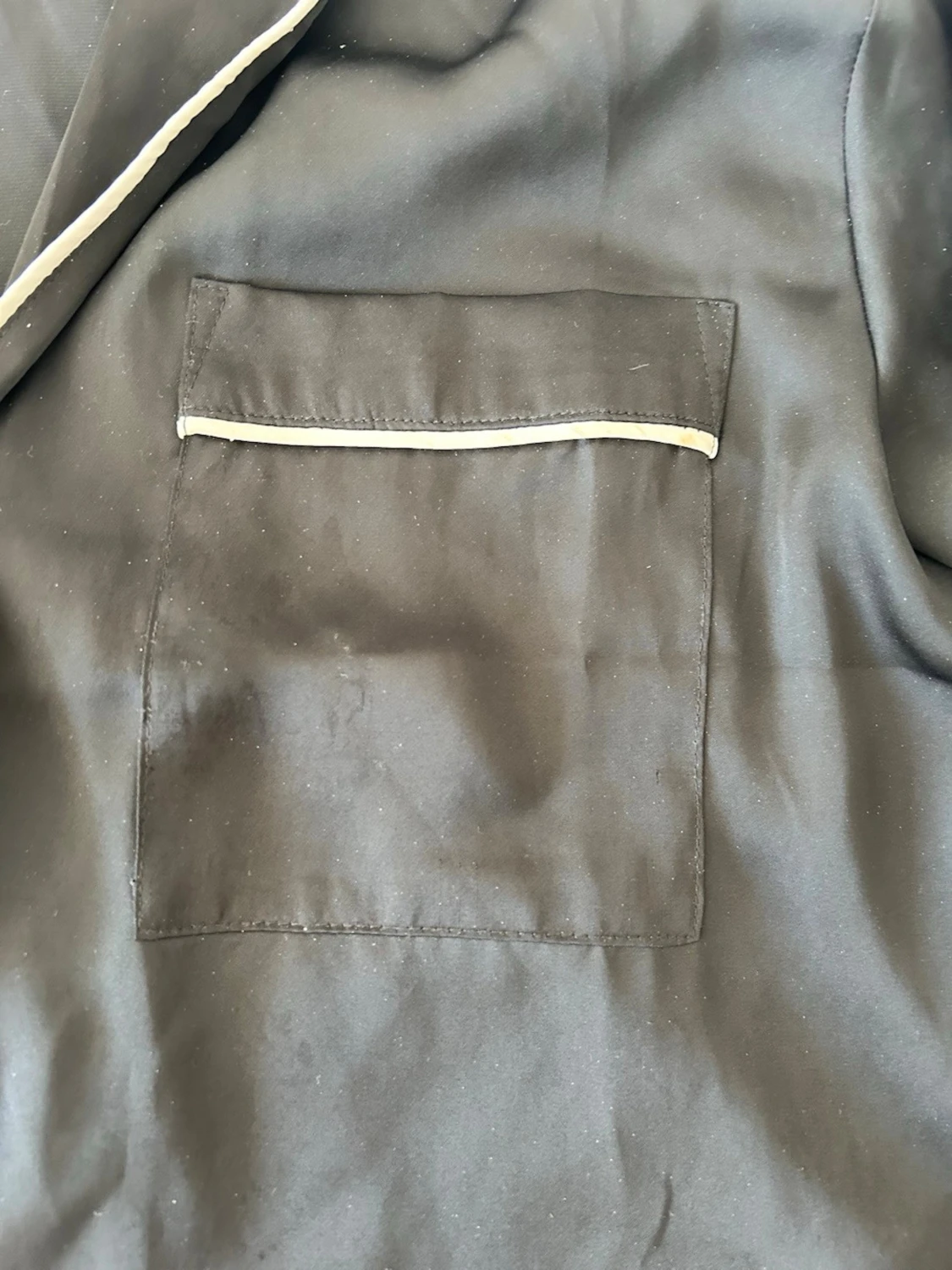 Svart satinpyjamas med vita detaljer - 5