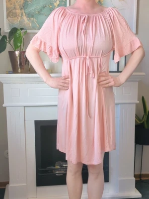 Klänning Zanca Sonne Storlek One size - - Superskön luftig bekväm mycket mjuk och elastisk tunika.  - Onesize rekomenderar den från 38 och uppåt.  - Knyt i midjan.  - Använd ett fåtal gånger .  - Hittar lös tråd i söm på nederkant på ett ställe och någon tråd som sticker ut.  - Jag kan ha missat någon miniskavank men jag har försökt att granska så gott det går. Lite genomskinlig så passar bra som Strandklänning tex.