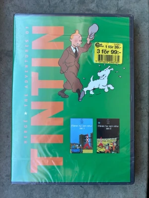 Tintin månen tur & retur dvd - Helt ny & inplastad! Denna DVD innehåller två avsnitt: Månen tur och retur del 1 och Månen tur och retur del 2. Speltiden är 92 minuter. Rekommenderas från 7 år.  Finns på språk: Svenska, Danska, Norska, Finska   OBS!! skivorna är begagnade så det kan förekomma repor/hairlines på skivorna, men då jag kollar igenom alla filmer jag säljer garanterar jag att alla funkar felfritt om inget annat står! :) 