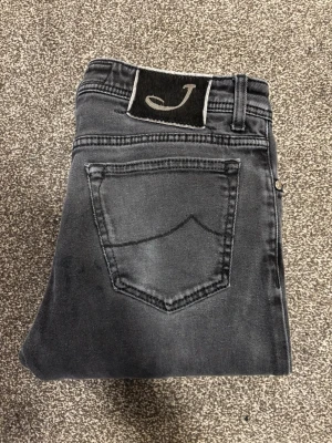 Jacob Cohen jeans - Stiliga Jacob Cohen, väldigt snygga men en liten fläck som säkert går att tvätta bort. Därav lite billigare men annars sitter rätt schysst. Skriv för fler bilder