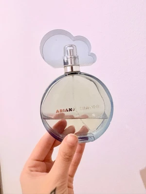 Ariana Grande Cloud parfym - Säljer en Ariana Grande Cloud parfym i storleken 100ml. Uppskattar att det är ca lite under hälften kvar, så möjligtvis 40 ml. 