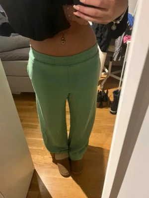 Gröna mjukisbyxor  - Snygga och mycket bekväma mjukisbyxor. Har en liten fläck som inte brukar läggas märket till när man har på sig de.