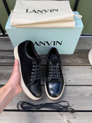 Lanvin - Snygga svarta Lanvin i toppenskick som på bilder | endast en enstaka repa på tån | storlek 6 eu 40 men passar 41-42 mer, innermått 27cm | pris går att diskutera vid snabb affär | bara skor ingår | 