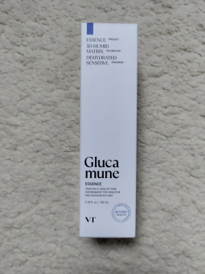 VT Glucamune Essence toner - Glucamune Essence toner från VT i en vit, rektangulär förpackning. Innehåller 100 ml och är framtagen för känslig och uttorkad hud med 3D Humid Matrix-teknologi. Perfekt för dig som vill ha återfuktad och balanserad hud.