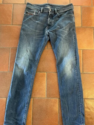 Blå slim fit jeans från Diesel 30/32 - Mörkblå Diesel Jeans storlek 30/32. Lagat hål i skrevet