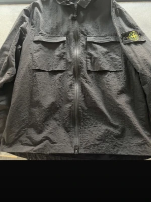 Stone Island overshirt - Tjena säljer nu denna as feta overshirt från Stone Island jätte bra skick använd fåtal gånger! Bara skriva om ni undrar något🥊🔥